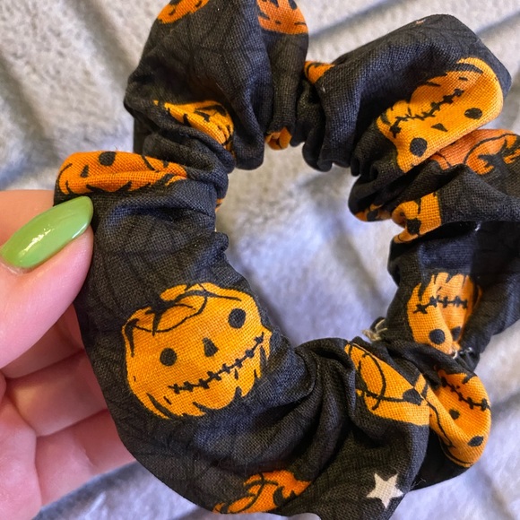 Handmade happy jack-o-lanterns scrunchie - Picture 2 of 3
